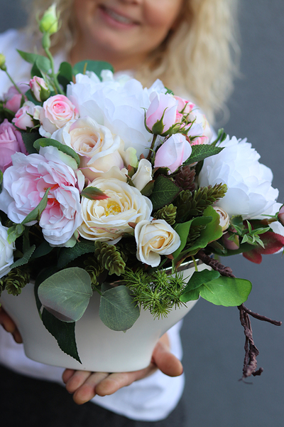 elegancka kompozycja kwiatowa Abellina, wym. 40x42cm