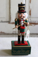 OD RĘKI Dziadek do Orzechów, figurka bożonarodzeniowa z pozytywką, zielona, wym.32x12x9cm