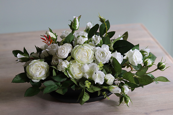 Deliana Mini, biała kompozycja kwiatowa w ceramicznym naczyniu, wys.20cm