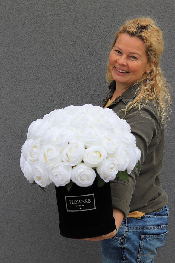 Black Roses II, welurowy flowerbox z różami, wys.42cm, śr.38cm