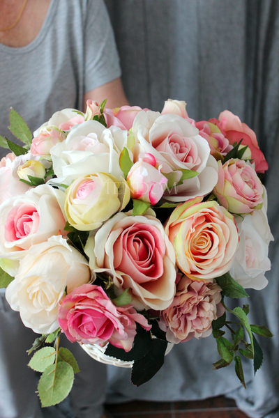 bogaty kosz z różowymi kwiatami Romance wys.34cm