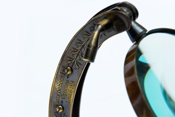 stojące szkło powiększające retro na podstawie 17.5x10x18cm