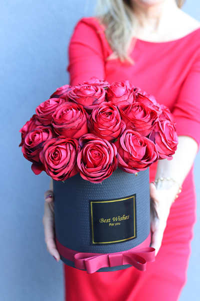 Czerwone Marzenia, flowerbox z różami i wstążką, wym.34x27cm