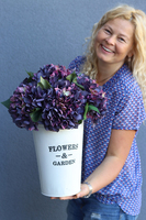 Hortensje Garden, kompozycja z fioletowych kwiatów w metalowym wazonie, wys.44cm