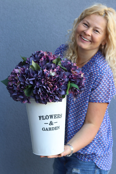 Hortensje Garden, kompozycja z fioletowych kwiatów w metalowym wazonie, wys.44cm