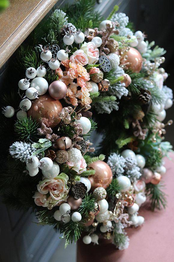 Poranne Mgły New, różowy wianek świąteczny, wym.40cm