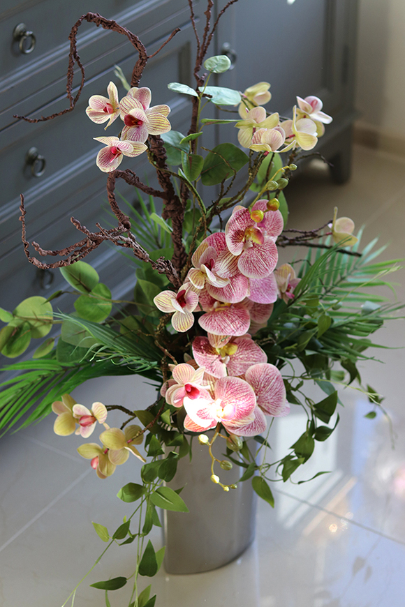 Lucille Granada, kompozycja ze storczykiem w srebrnym wazonie, wys.97cm