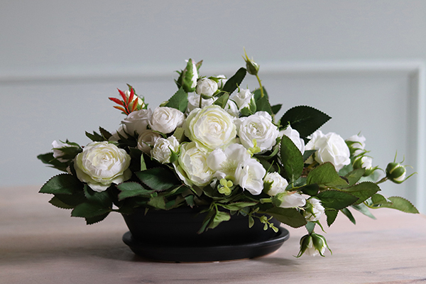 Deliana Mini, biała kompozycja kwiatowa w ceramicznym naczyniu, wys.20cm