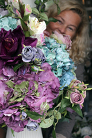 Pudrova kompozycja kwiatowa w wazonie Latina White, wys.80cm