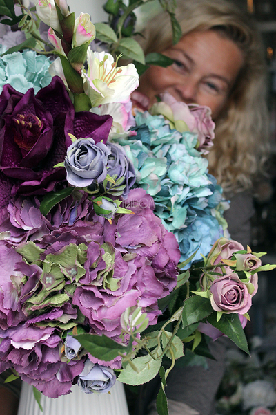 Pudrova kompozycja kwiatowa w wazonie Latina White, wys.80cm