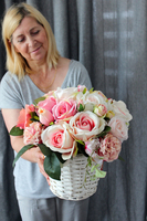 bogaty kosz z różowymi kwiatami Romance wys.34cm