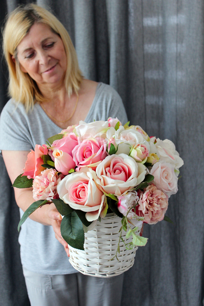 bogaty kosz z różowymi kwiatami Romance wys.34cm