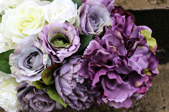 kompozycja Violet w kremowej donicy łódce 50x30, wys.30cm