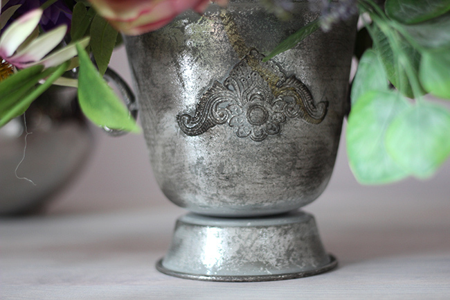 Kora kompozycja w srebrnym metalowym pucharze, wys.53cm