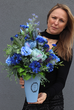 Wiosenne Piękno, kompozycja kwiatowa w smukłym pudełku, wys.60cm