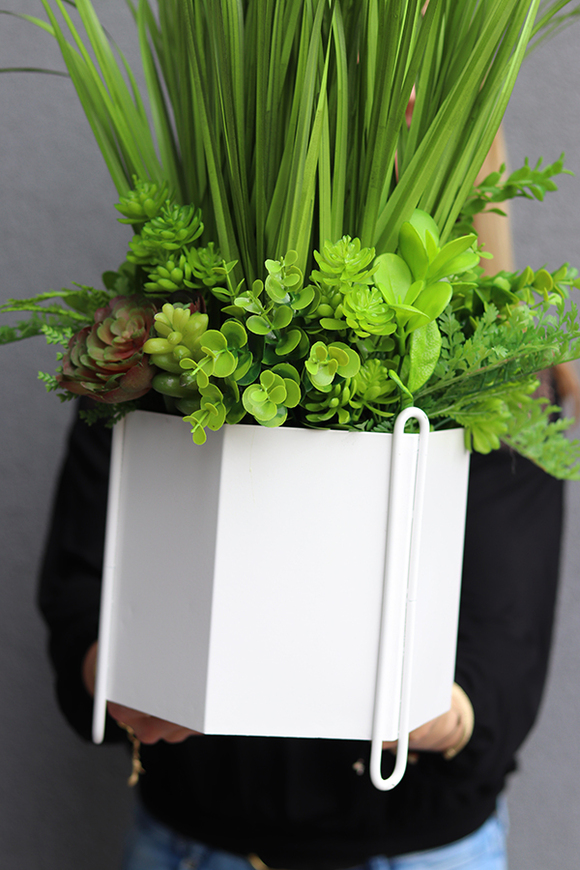 Canada, sztuczna trawa z sukulentami w kremowej donicy, wys.75cm