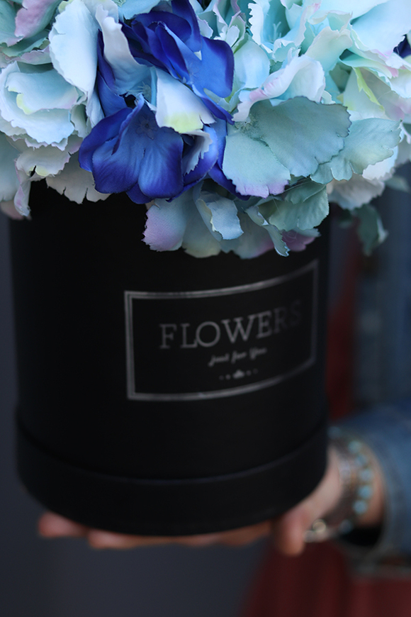 flowerbox z kwiatami, Niebieska Hortensja, wym.29x28cm