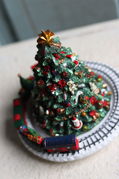 OD RĘKI Choinka z Lokomotywą, bożonarodzeniowa karuzela pozytywka, wym.16x15.5cm 