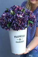 Hortensje Garden, kompozycja z fioletowych kwiatów w metalowym wazonie, wys.44cm