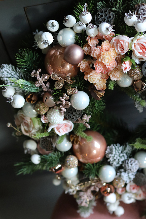 Poranne Mgły New, różowy wianek świąteczny, wym.40cm