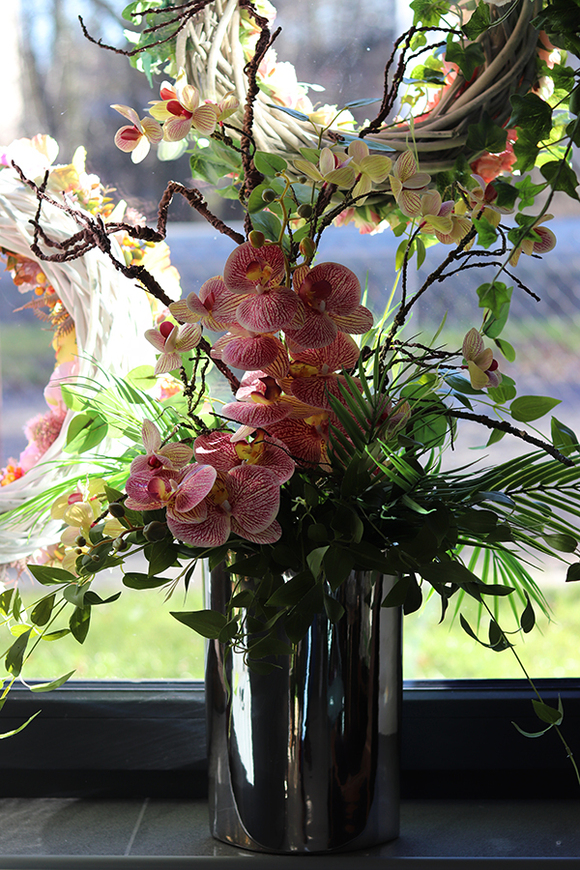 Lucille Granada, kompozycja ze storczykiem w srebrnym wazonie, wys.97cm