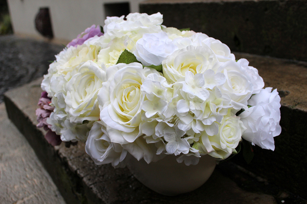 kompozycja Violet w kremowej donicy łódce 50x30, wys.30cm