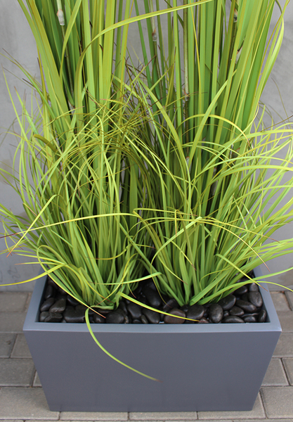 Amaro, kompozycja w szarej donicy Fiberglass z trawami, wys.168cm