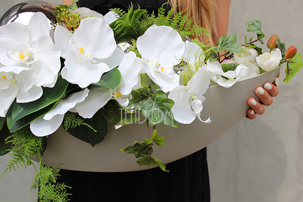 kompozycja kwiatowa Srebrna Dekoria w podłużnym naczyniu - łódce, dł.70cm