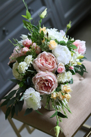 Luizjana, kompozycja kwiatowa / bukiet w białym naczyniu, wym.40x66cm