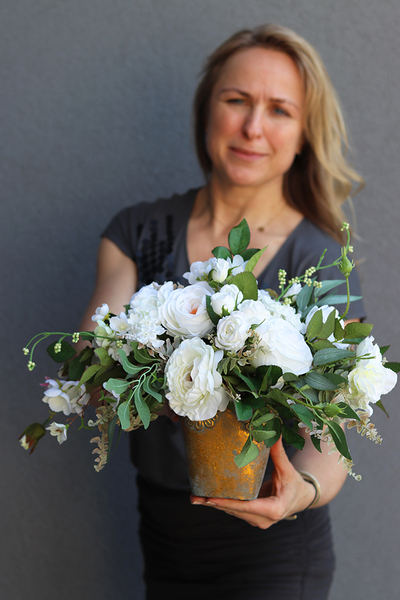 Komunia, kompozycja na stół w przecieranej złotej donicy, wys.35cm 