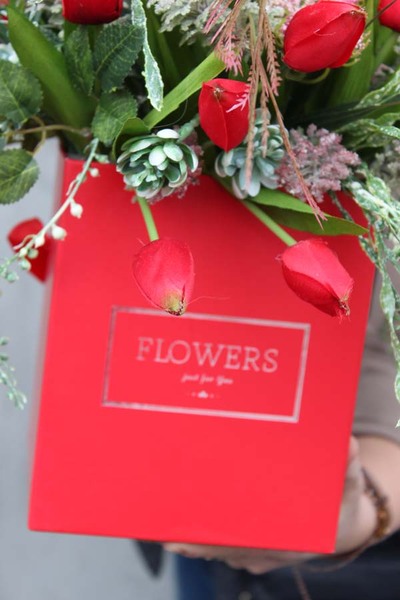 wiosenny flowerbox Łąka Tulipanów na walentynki, wys.35cm