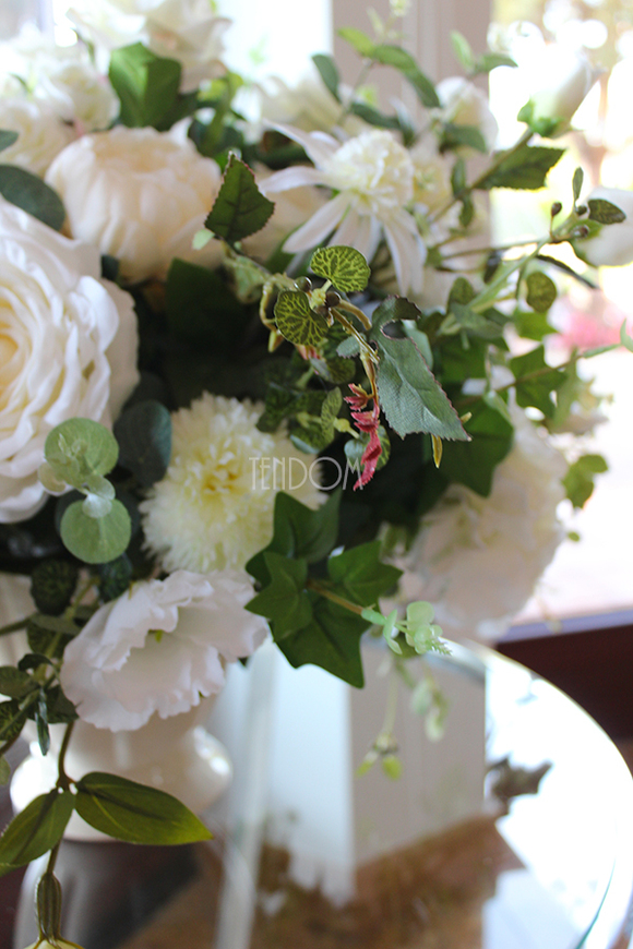 kompozycja kwiatowa / bukiet Creamosa na szafkę wys.50cm