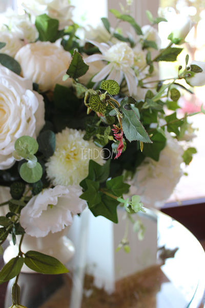 kompozycja kwiatowa / bukiet Creamosa na szafkę wys.50cm