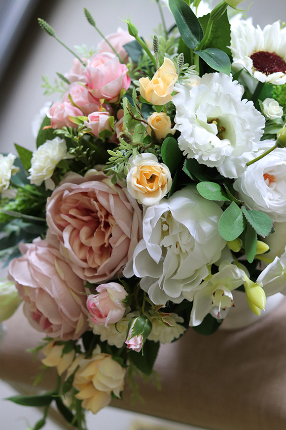 Luizjana, kompozycja kwiatowa / bukiet w białym naczyniu, wym.40x66cm