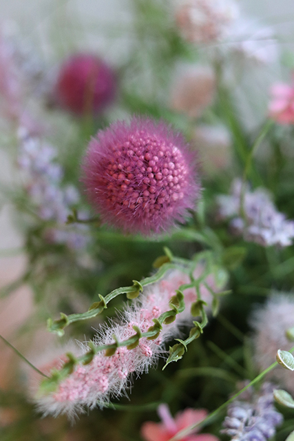 Salvatore Pink, wiosenna kompozycja traw i polnych kwiatów, wys.50cm