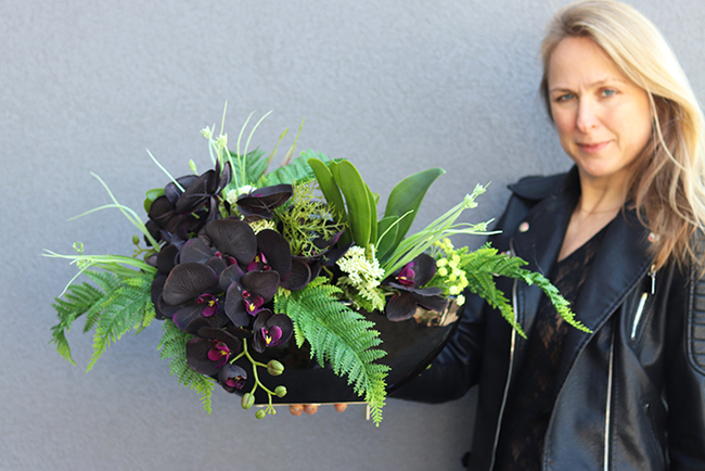 kompozycja kwiatowa Dekoria Black w podłużnym naczyniu - łódce dł.60cm