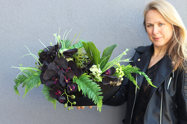 kompozycja kwiatowa Dekoria Black w podłużnym naczyniu - łódce dł.60cm