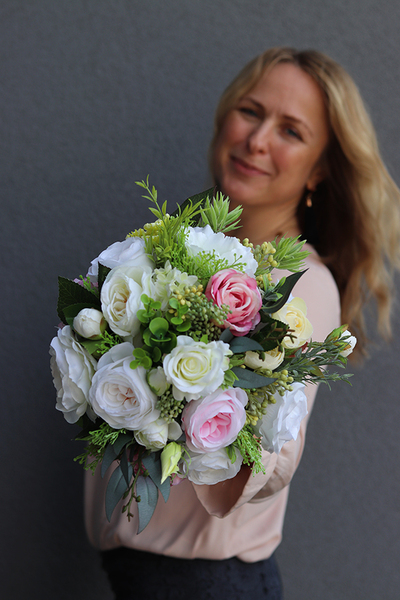 Annanita II, szary welurowy flowerbox z kwiatową dekoracją, wys.18cm