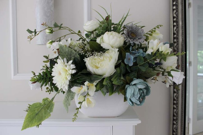 Blue Sanna, elegancka kompozycja w białym naczyniu, wys.50cm