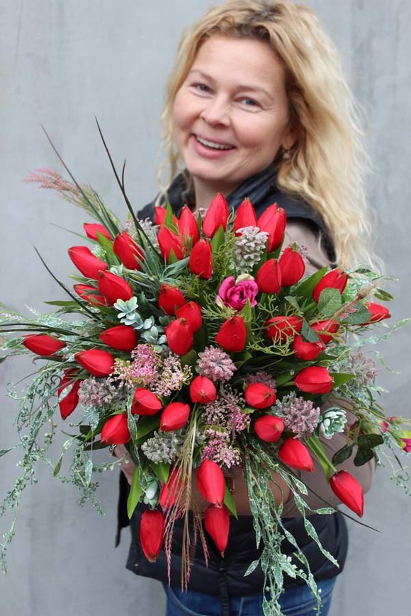 wiosenny flowerbox Łąka Tulipanów na walentynki, wys.35cm