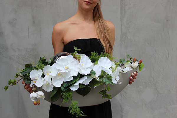 kompozycja kwiatowa Srebrna Dekoria w podłużnym naczyniu - łódce, dł.70cm