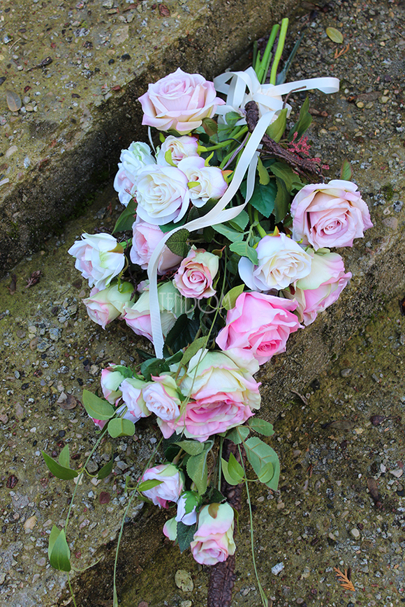 bukiet / dekoracja nagrobna Piękne Róże, dł.75cm 