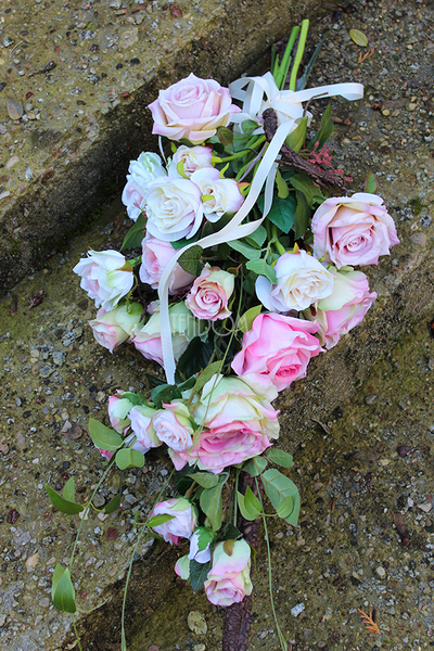 bukiet / dekoracja nagrobna Piękne Róże, dł.75cm 