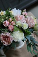 Luizjana, kompozycja kwiatowa / bukiet w białym naczyniu, wym.40x66cm