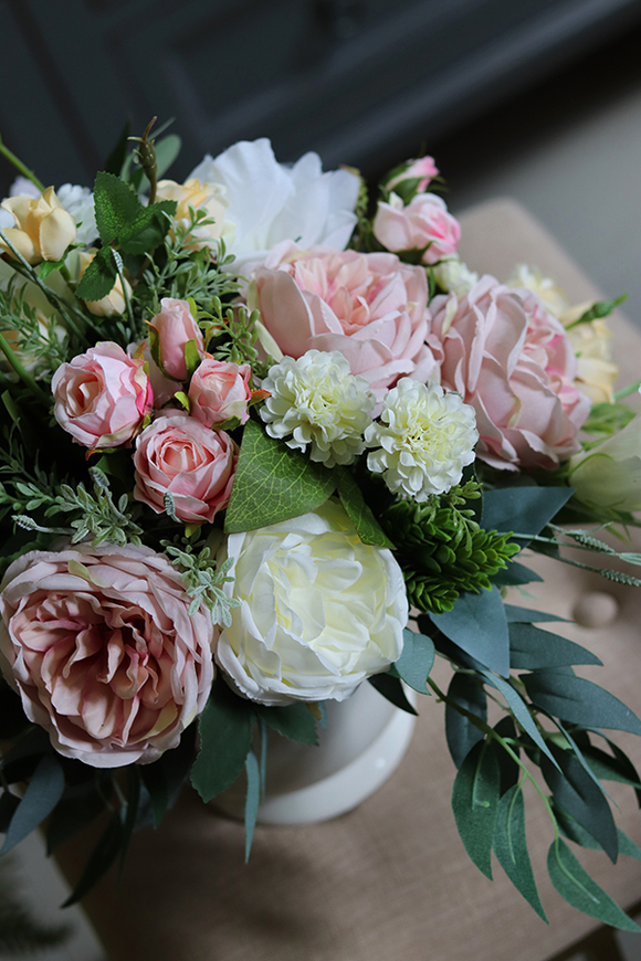 Luizjana, kompozycja kwiatowa / bukiet w białym naczyniu, wym.40x66cm