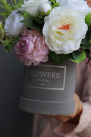 Annanita II, szary welurowy flowerbox z kwiatową dekoracją, wys.18cm