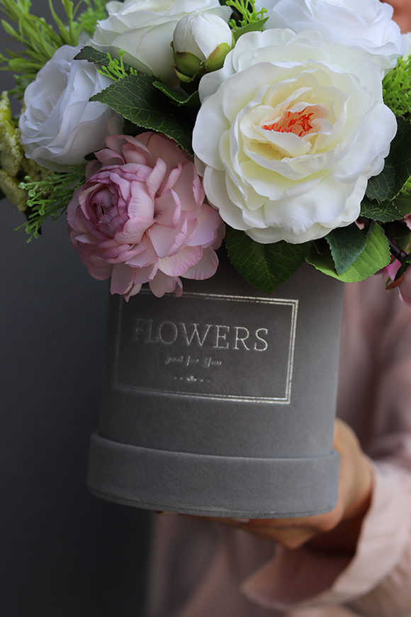 Annanita II, szary welurowy flowerbox z kwiatową dekoracją, wys.18cm