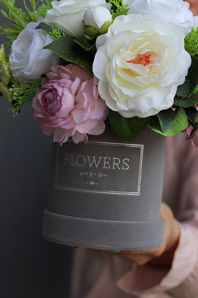 Annanita II, szary welurowy flowerbox z kwiatową dekoracją, wys.18cm