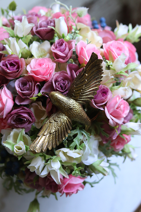 kompozycja kwiatowa w szarym naczyniu, Koliber, wys.36cm 