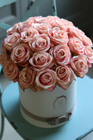 Benita, flowerbox różany z szarą aksamitką, wys.38cm 